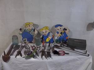 lot 126 image: Garden Tools & Decor
