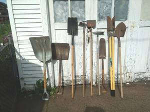 lot 104 image: Garden Tools