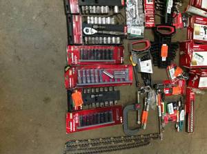 lot 30 image: LOT WITH ASSORTED HUSKY TOOLS SEE PICS