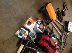 lot 37 image: MIXED GAYLORD FULL OF ASSORTED LAWNCAREOUTDOOR TOOLS SEE PICS