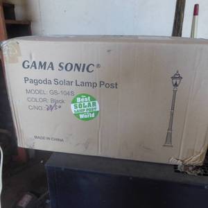 lot 26 image: Brand New Pagoda Solar Lamp Post