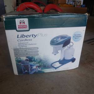 lot 32 image: Mosquito Magnet MM4200B Patriot Plus Mosquito Trap