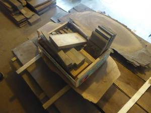 lot 100 image: Lot of Misc. Moulding Pieces
