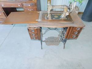 lot 4 image: Vintage The Bartlett Treadle Sewing Machine