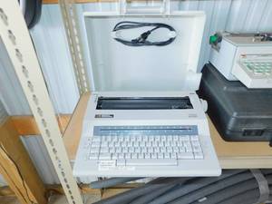 lot 12 image: Vintage Smith Corona XE 5100 Portable Electric Typewriter