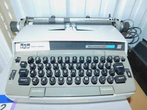 lot 13 image: Vintage Smith Corona Secretarial 250 Electric Portable Typewriter