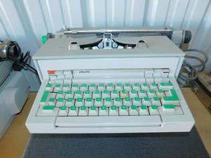 lot 14 image: Vintage Olivetti Praxis 48 Electric Typewriter