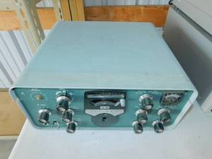 lot 21 image: Vintage SB-100 Heatkit Transreceiver for Ham Radio