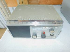 lot 22 image: Vintage Johnson Messenger 523 CB Radio Base Station