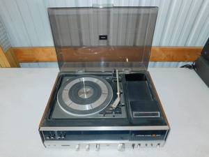 lot 27 image: Vintage Panasonic AMFM Record Player Music Center