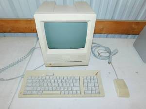 lot 52 image: Vintage Macintosh SE30 Apple Computer