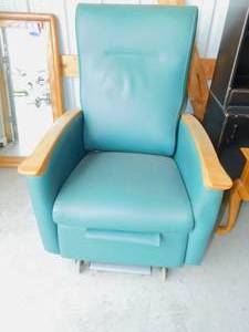 lot 57 image: Vintage Turquoise Reclining Hospital Chair