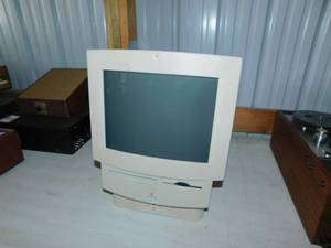 lot 99 image: Vintage Macintosh Performa 575 Monitor