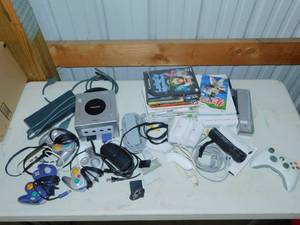 lot 110 image: Vintage Nintendo Game Cube & Accessories