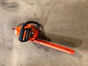 lot 207 image: ECHO 16 in. 34 cc Gas 2-Stroke Cycle Chainsaw In good condition  See pics 