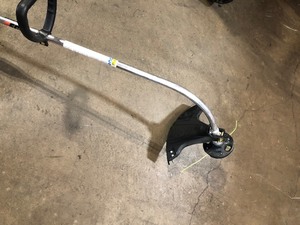 lot 208 image: ECHO 21.2 cc Gas 2-Stroke Cycle Curved Shaft Trimmer In good condition see pics 