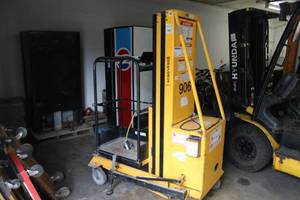 lot 11 image: Workforce 12VDC Forklift