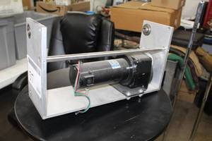 lot 57 image: Leeson Permanent Magnet D.C. Gearmotor CM34D25NZ57B