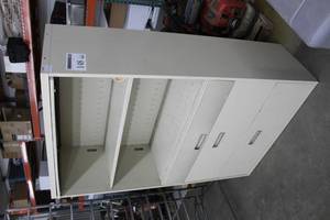 lot 148 image: Metal Lateral File Cabinet 5-Drawer