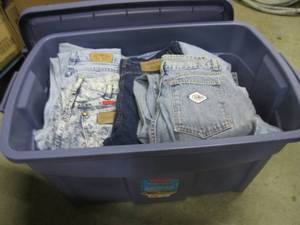 Large 31 Gallon Tote with Lid Full ...