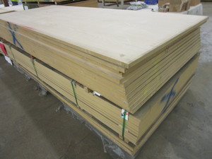 lot 466 image: RED OAK B4 VENEER SHEET GOODS