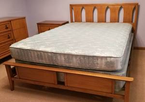 lot 26 image: Dixie MCM Blonde Mahogany Full Bed Set