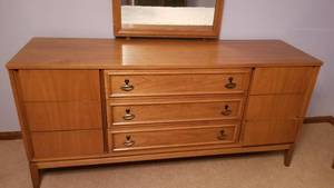 lot 28 image: Dixie MCM Blonde Mahogany 9 Drawer Dresser with Mirror