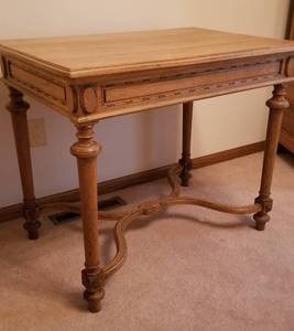 lot 20 image: Antique Oak Parlor Table