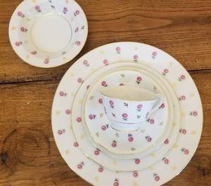 lot 14 image: Noritake Rosalie China Service for 12