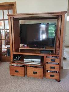 lot 69 image: Contemporary Mission Entertainment Cabinet