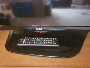 lot 70 image: LG 42 inch LCD Television 42LN5400