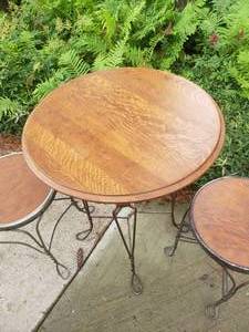 lot 91 image: Antique Twisted Iron Ice Cream Table & Chairs