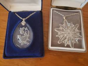 lot 125 image: Cut Glass Pendent Collection