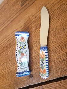 lot 142 image: Quimper Butter Knife & Rest