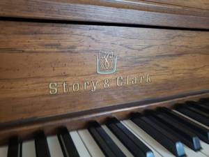 lot 12 image: Story & Clark Spinet Piano