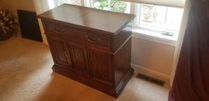 lot 25 image: Beautiful Mahogany Server Buffet by Drexel
