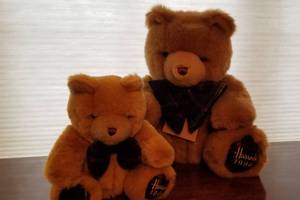 lot 175 image: Harrods 1994 Matching Bears