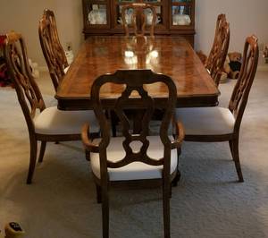 lot 4 image: Elegant Dining Set by Drexel