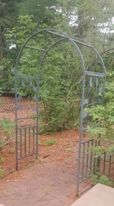 lot 40 image: Lovely Outdoor Garden Arch Trellis (b)