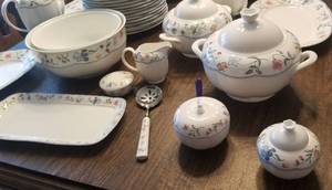lot 5 image: HUGE MASSIVE Villeroy & Boch Mariposa China Service