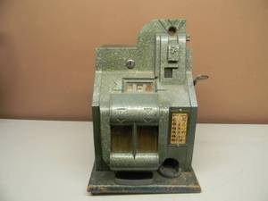 lot 10 image: Antique Mills 5 Cent Slot Machine - PERFECT FOR THE CAVE - It is in original condition and has not been refurbished - SEE PICTURES