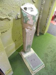 lot 17 image: VINTAGE 1930s - Mills Novelty Porcelain Art Deco Green Penny Scale - PAINTED, THE PORCELAIN UNDER THE PAINT LOOKS GREAT - SEE PICTURES