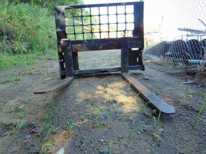 lot 5 image: Skidloader Pallet Forks