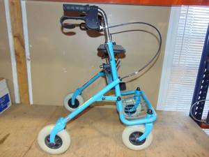 lot 26 image: Rolling Walker with Brakes and Seat