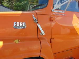 lot 2 image: Ford 700 Single Axle Dump Truck