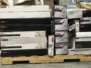 LOT WITH ASSORTED DELTA MOEN PFISTER FAUCETS FOR PARTS SEE PICS