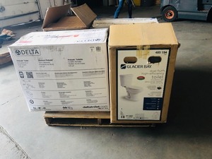 Wholesale pallets whit assorted toilets costumer returns different styles and condition