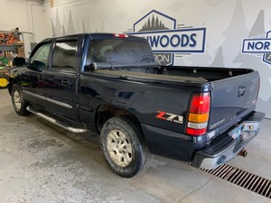 lot 8 image: 2006 GMC Sierra 4x4 -No Reserve-