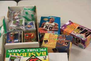 lot 24 image: Large Mixed Sports Bulk Sports Card Lot