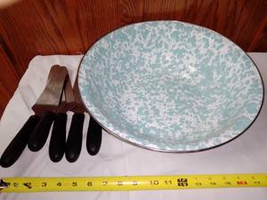 lot 35 image: 13.25 in. Porcelain enamel ware bowl  metal plus NSF serving pie